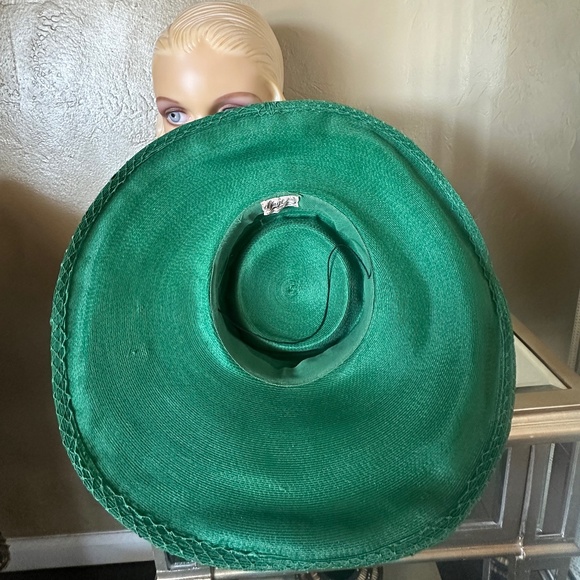 ENTICING 1950s\' EMERALD GREEN STRAW WIDE BRIM HAT + MATCHING FEATHERS & VEILING main image 4
